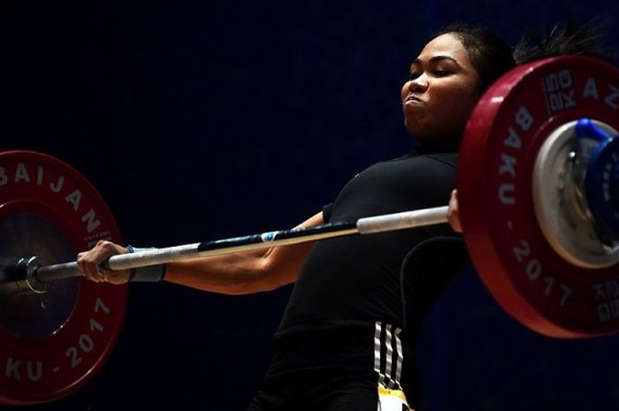 Aksi atlet angkat besi putri Indonesia, Acchedya Jagaddhita, saat melakukan angkatan dalam cabang olahraga angkat besi kelas 58 kg dalam ajang Islamic Solidarity Games 2017 di Baku Sport Hall, Baku, (14/5/2017).