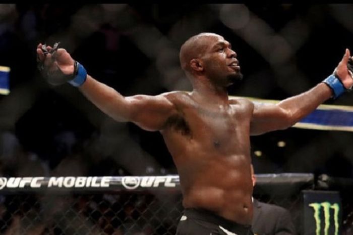 Jon Jones merayakan kemenangannya atas Daniel Cormier di UFC 214 pada Minggu, (30/7/2017) waktu Indo