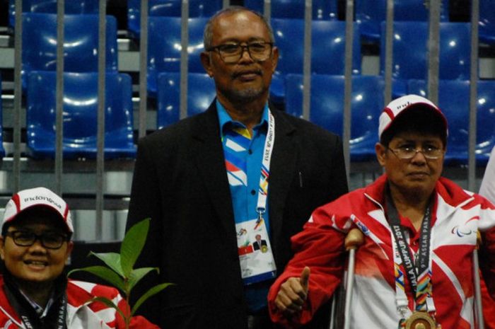 Pecatur-pecatur difabel Indonesia berpose di atas podium seusai menjalani laga disiplin catur standar pada ASEAN Para Games 2017 yang berlangsung di Kuala Lumpur, Malaysia.