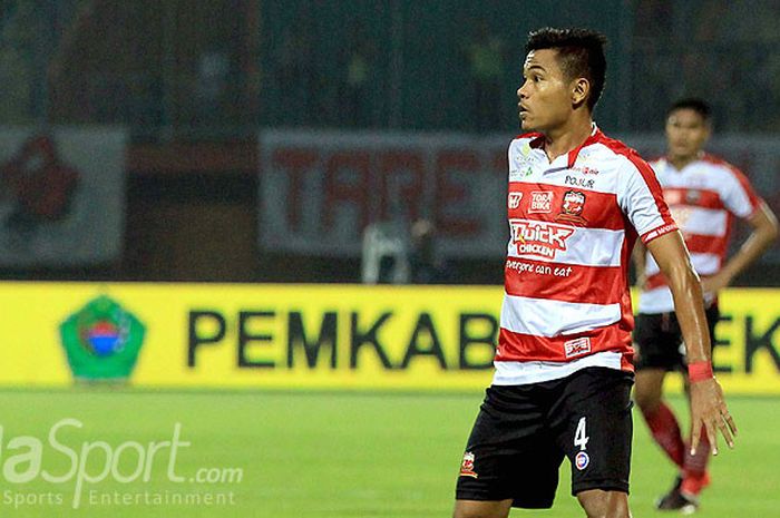  Gelandang Madura United, Asep Berlian, saat tampil melawan Barito Putera pada pekan 1 Liga 1 2018 d