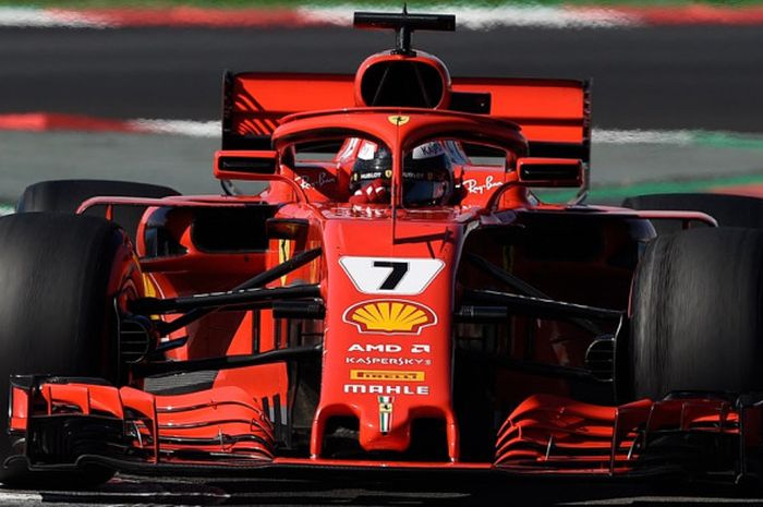 Pebalap Ferrari asal Finlandia, Kimi Raikkonen, memacu jet daratnya saat menjalani sesi pagi hari terakhir tes pramusim Formula 1 (F1) di Sirkuit Catalunya, Barcelona, Spanyol, Jumat (9/3/2018).