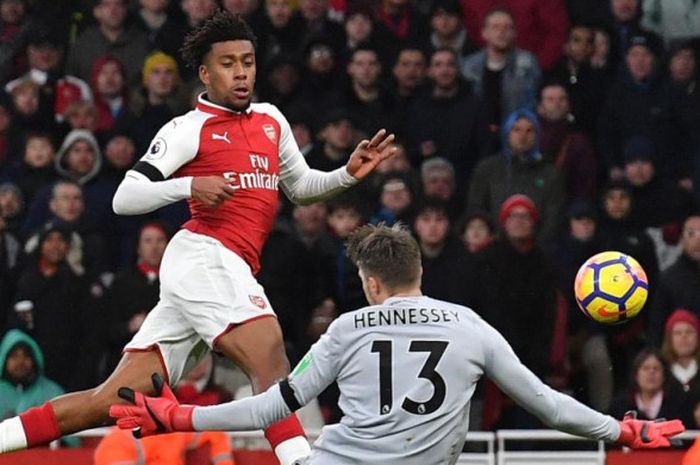 Pemain sayap Arsenal, Alex Iwobi, melepaskan tembakan yang mengarah ke kiper Crystal Palace, Wayne Hennessey, dalam partai Liga Inggris di Emirates Stadium London, 20 Januari 2018.