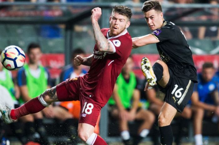 Bek Liverpool, Alberto Moreno, beraksi lawan Leicester City pada laga final Premier League Asia Trophy di Hong Kong, pada 22 Juli 2017.