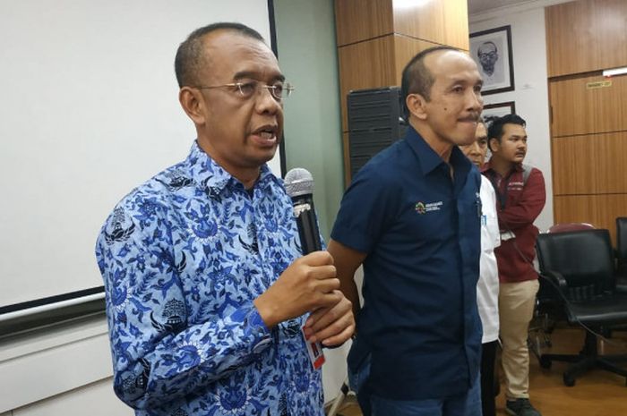 Sekretaris Menteri Pemuda dan Olahraga Gatot S Dewa Broto (kiri) dan Sekretaris Jenderal Inasgoc Eris Herryanto melakukan penyerahan Barang Milik Negara (BMN) yang dipakai saat Asian Games 2018 kepada sejumlah puluhan induk cabang olahraga, di Kantor Kementerian Pemuda dan Olahraga, Jakarta, Kamis (29/11/2018).