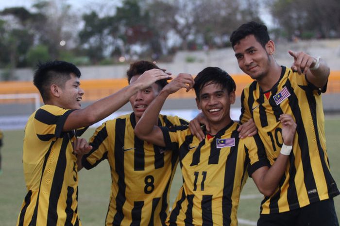 Pemain timnas U-19 Malaysia, Muhammad Akhyar melakukan selebrasi usai mencetak gol ke gawang Kamboja, Rabu (4/7/2018) di stadion Gelora Joko Samudro Gresik.