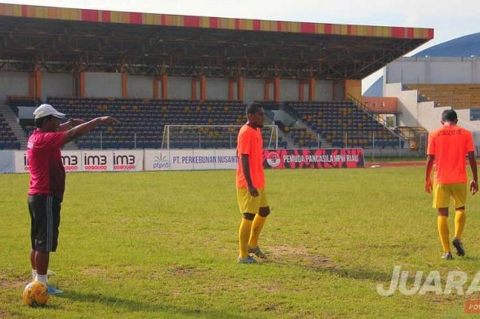 Pelatih Persiraja memberi instruksi kepada ferry komol