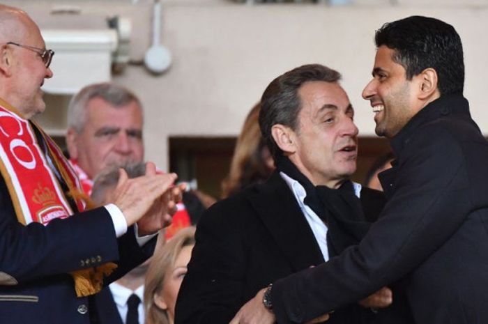 Mantan Presiden Prancis, Nicolas Sarkozy, menjabat tangan Presiden PSG, Nasser Al-Khelaifi, sebelum laga Monaco vs Paris St-Germain di Stade Louis II, Monaco, 26 November 2017.