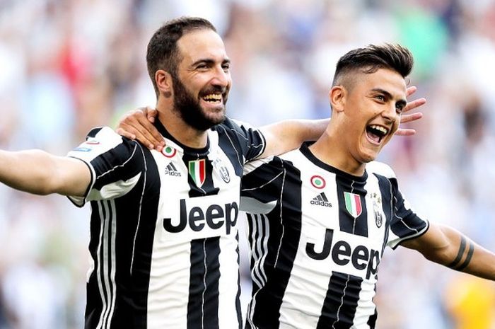 Striker Juventus, Gonzalo Higuain (kiri), melakukan selebrasi bersama rekan setimnya, Paulo Dybala, usai mencetak gol ke gawang Sassuolo dalam laga lanjutan Serie A 2016-2017 di Stadion Juventus, pada 10 September 2016.