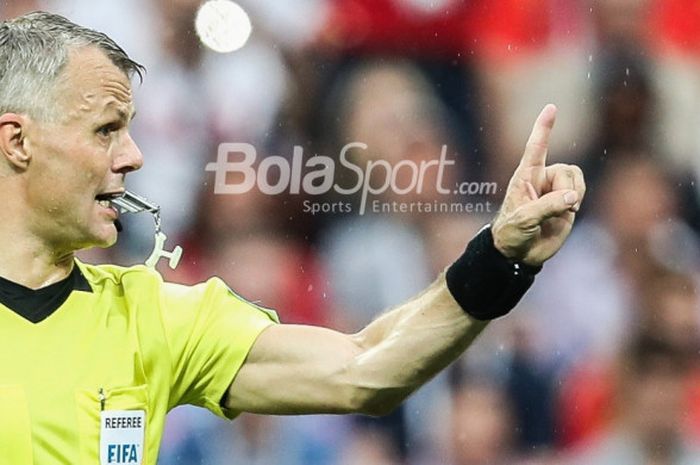 Wasit asal Belanda, Bjorn Kuipers, saat memimpin laga Spanyol Vs Rusia dalam laga babak 16 besar Piala Dunia 2018 di Luzhniki Stadium, Moskow, Rusia pada 1 Juli 2018.