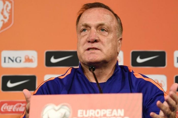 Pelatih timnas Belanda, Dick Advocaat, berbicara dalam jumpa pers menjelang duel Kualifikasi Piala Dunia 2018 kontra Prancis di Paris, 30 Agustus 2017.