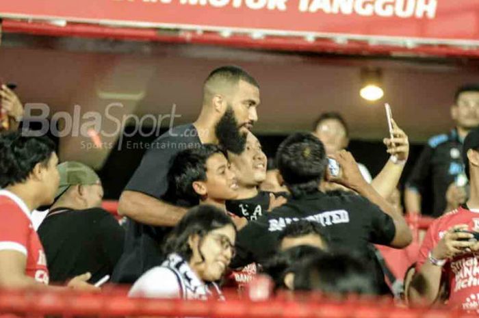 Sylvano Comvalius datang menonton pertandingan Bali United vs Persib, Minggu (27/5/2018) malam WIB.