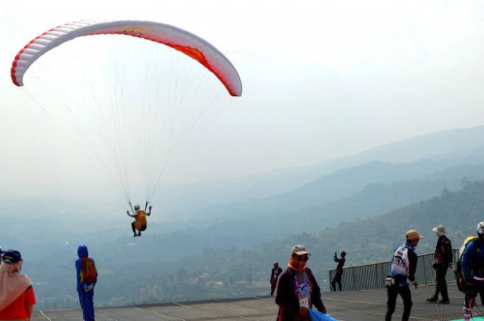 Suasana lokasi lepas landas cabang Paralayang Asian Games 2018 di Gunung Mas, Puncak, Bogor, Jawa Barat, Selasa (21/8).