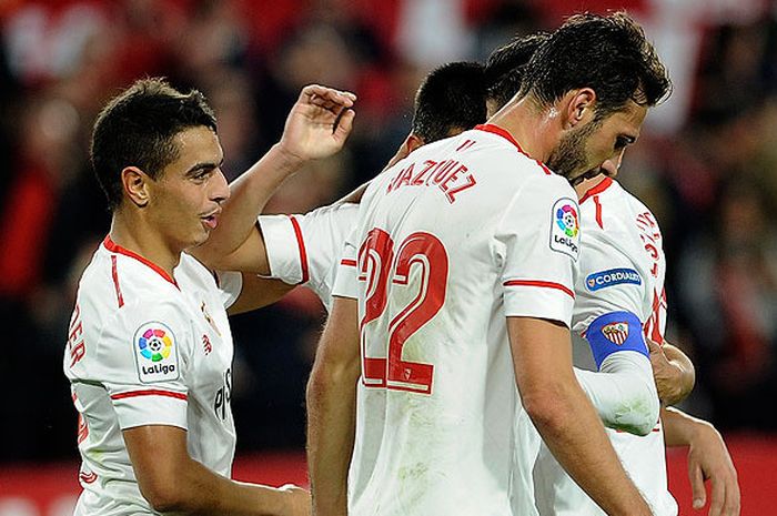 Penyerang Sevilla, Wissam Ben Yedder (kiri), melakukan selebrasi bersama rekan setimnya seusai mencetak gol ke gawang Deportivo la Coruna dalam laga lanjugan Liga Spanyol 2017-2018 di Stadion Ramon Sanchez Pizjuan, Sevilla, pada 2 Desember 2017.