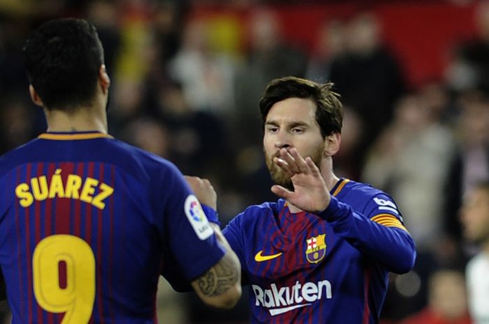  Dua pemain Barcelona, Lionel Messi dan Luis Suarez, bersalaman pada pertandingan versus Sevilla di Stadion Ramon Sanchez Pizjuan, pada Sabtu (31/3/2018) atau Minggu dini hari WIB. 