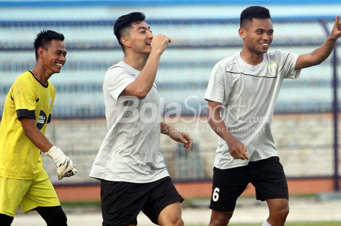 Zohib Islam Haroon Fakhruddin Amiri (kiri) bersama Saddil Ramdani (kanan) saat latihan di stadion Surajaya Lamongan, Sabtu (23/12/2017). Amiri menjalani trial bersama Persela hingga piala Presiden Januari mendatang.