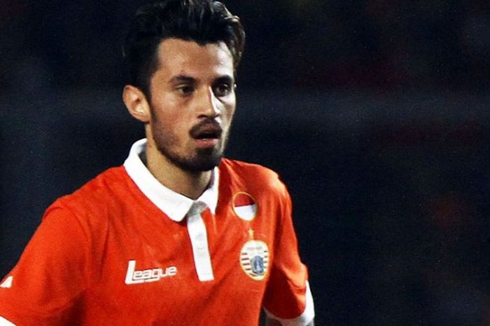 Gestur gelandang Persija Jakarta, Stefano Lilipaly, saat melawan Gamba Osaka dalam pertandingan persahabatan di Stadion Utama Gelora Bung Karno, Senayan, Jakarta, Sabtu (24/1/2014). 