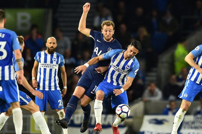 Striker Tottenham Hotspur, Harry Kane (ketiga dari kanan), berduel dengan gelandang Brighton & Hove Albion, Beram Kayal, dalam laga Liga Inggris di Stadion Amex, Brighton pada 17 April 2018.