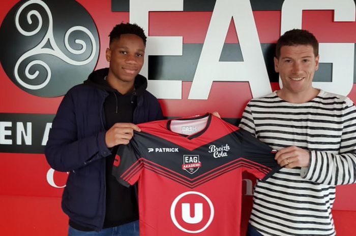 Peresmian Isaac Drogba berseragam Guingamp.