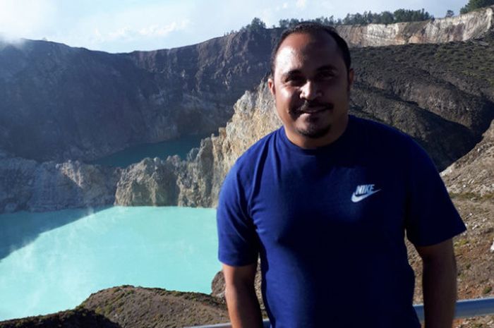 Imran Nahumarury berpose di puncak Gunung Kelimutu, Ende, Flores pada Senin  (24/7/2017).