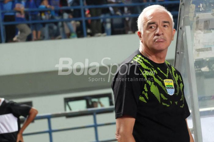   Ekspresi pelatih Persib, Mario Gomez saat timnya sukses mencetak dua gol ke gawang Mitra Kukar pada pekan ketiga Liga 1 2018 di Stadion GBLA, Kota Bandung, 8 Maret 2018.   