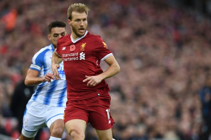 Bek Liverpool FC, Ragnar Klavan (kanan), beraksi dalam laga Liga Inggris kontra Huddersfield Town di Stadion Anfield, Liverpool, pada 28 Oktober 2017.