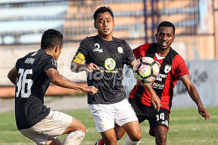 Penyerang Barito Putera, Samsul Arif Munip (tengah) mencoba lepas dari kawalan pemain Persipura Jayapura pada laga Jakajaya Friendly Game, Rabu (14/3/2018) di Stadion Surajaya Lamongan.