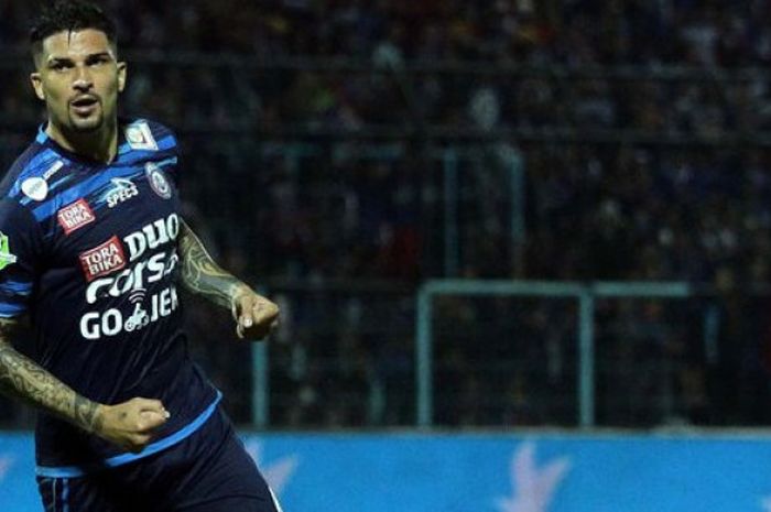 Bek Arema FC asal Brasil, Arthur Cunha.