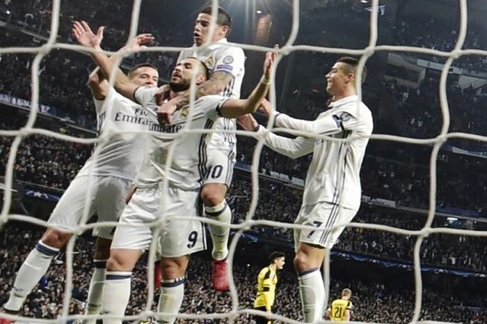 Para pemain Real Madrid merayakan gol Karim Benzema ke gawang Borussia Dortmund pada partai fase grup Liga Champions di Stadion Santiago Bernabeu, Rabu (7/12/2016).