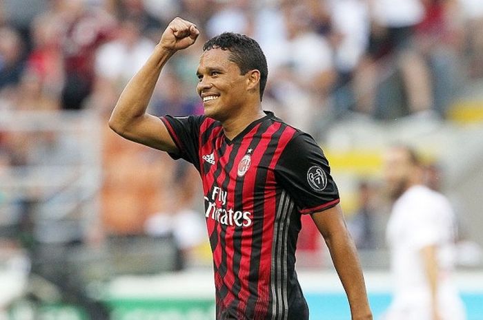 Striker AC Milan, Carlos Bacca, melakukan selebrasi usai mencetak gol kedua Milan dalan laga lanjutan Serie A 2016-2017 melawan Torino di Stadion Giuseppe Meazza, Milan, pada 21 Agustus 2016.