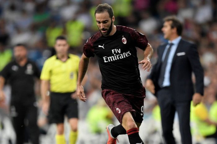 Penyerang AC Milan, Gonzalo Higuain, menggiring bola dalam laga Trofeo Santiago Bernabeu kontra Real Madrid di Stadion Santiago Bernabeu, Madrid, Spanyol pada 11 Agustus 2018.