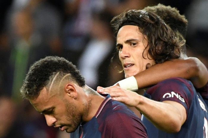 Reaksi pemain Paris Saint-Germain, Neymar (kiri) dan Edinson Cavani, dalam laga Liga Prancis kontra Saint-Etienne di Stadion Parc des Princes, Paris, pada 25 Agustus 2017.