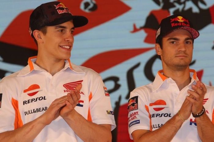 Marc Marquez (kiri) dan Dani Pedrosa menghadiri acara peluncuran Repsol Honda di JI Expo Kemayoran, Jakarta, Jumat (3/2/2017). 