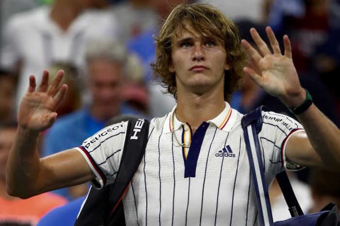 Petenis Jerman, Alexander Zverev, melambaikan tangan ke arah penonton setelah menelan kekalahan dari Borna Coric (Kroasia) pada babak kedua AS Terbuka 2017 yang berlangsung di Granstand Court, Flushing Meadows, New York, Amerika Serikat, Rabu (30/8/2017) malam waktu setempat atau Kamis pagi WIB. Zverev kalah dengan skor 6-3, 5-7, 6-7(1), 6-7(4).