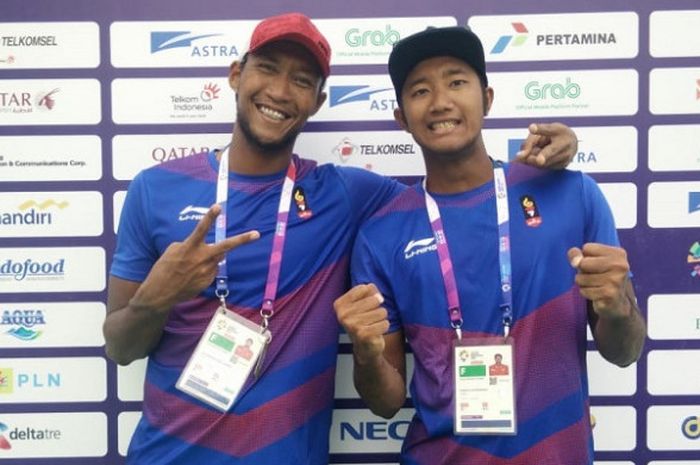 Pasangan pebola voli pantai putra Indonesia, Ade Candra Rachmawan/Muhammad Ashfiya, berpose setelah meraih tiket semifinal Asian Games 2018 di Jakabaring Sport City, Palembang, Sabtu (25/8/2018).