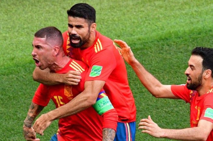   Sergio Ramos (kiri), Diego Costa dan Sergio Busquets merayakan gol Spanyol ke gawang Rusia dalam partai babak 16 besar Piala Dunia 2018 di Stadion Luzhniki, Moskow, 1 Juli 2018.  