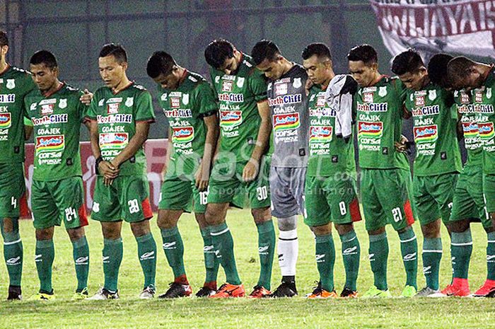       Pemain PSMS Medan mengheningkan cipta untuk korban bom bunuh diri di Surabaya dan dua mantan pesepak bola PSMS dan timnas yang meninggal dunia beberapa waktu lalu menjelang laga melawan Sriwijaya FC pada pekan ke-9 Liga 1 2018 di Stadion Teladan, Medan, Jumat (18/5/2018) malam.      