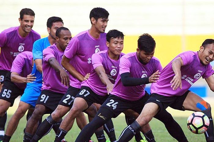 Pemain Sriwijaya FC berlatih sebagai persiapan menjelang melawan tuan rumah Bhayangkara FC dalam laga pekan ke-21 Liga 1 di Stadion Patriot Candrabhaga, Bekasi, Minggu (20/8/2017) .