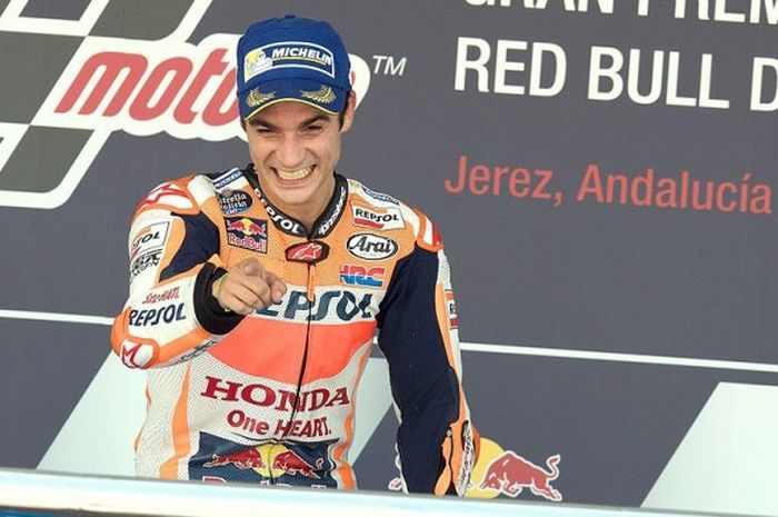 Pebalap tim Repsol Honda, Dani Pedrosa, melakukan selebrasi di atas podium setelah berhasil finis pertama GP Spanyol yang digelar di Sirkuit Jerez, Spanyol, (7/5/2017).