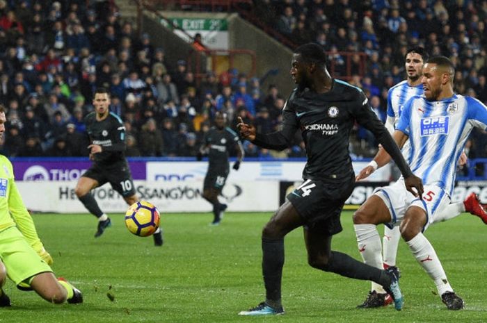 Gelandang Chelsea, Tiemoue Bakayoko (kanan), mencetak gol ke gawang Huddersfield Town dalam laga Liga Inggris di Stadion John Smith's, Huddersfield, pada 12 Desember 2017.