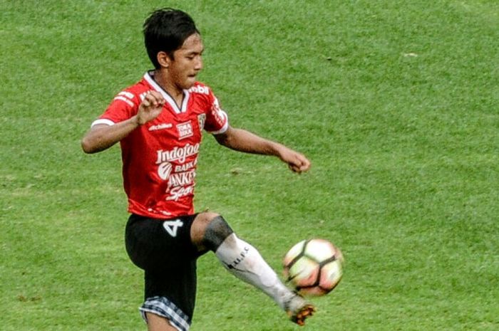 Aksi Hanis Saghara  mengontrol bola diudara saat ujicoba Bali United kontra Putra Tresna, Jumat (12/1/2018).