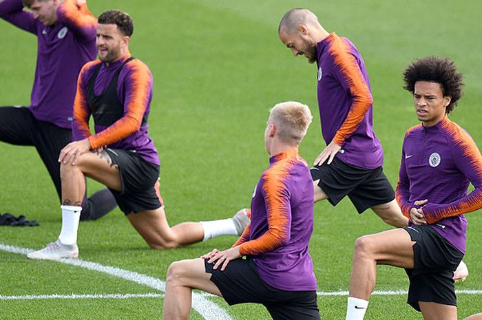 Pemain Manchester City melakukan pemanasan saat mengikuti latihan rutin di Akademi Sepak Bola Manchester City di Manchester pada 18 September 2018.