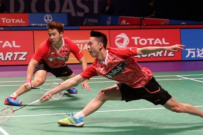 Pasangan ganda putra Indonesia, Marcus Fernaldi Gideon/Kevin Sanjaya Sukamuljo, mengembalikan kok ke arah Satwiksairaj Rankireddy/Chirag Shetty pada partai ketiga penyisihan Grup 1D Piala Sudirman di Carrara Indoor Sports Stadium, Gold Coast, Australia, Selasa (23/5/2017).