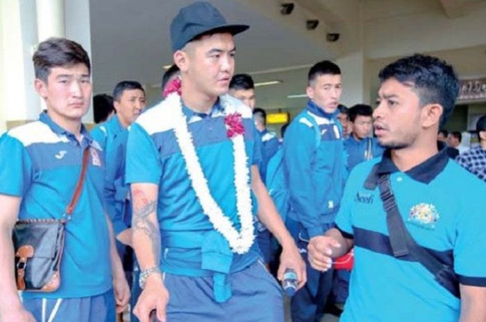 PEMAIN Timnas Republik Kirgizstan tiba di Bandara Sultan Iskandar Muda, Blang Bintang, Aceh Besar, Rabu (29/11/2017).