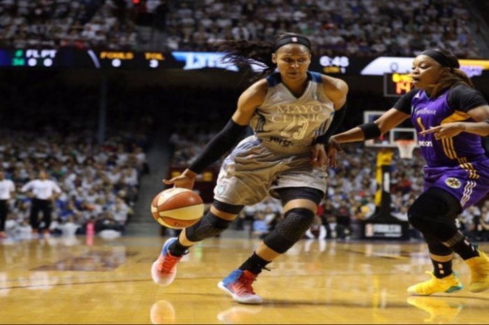 Pemain Minnesota Lynx, Maya Moore (jersey abu-abu) saat mencoba melewati pemain Los Angeles Sparks dalam partai final ke-5 WNBA, Rabu (4/10/2017) waktu Amerika Serikat.