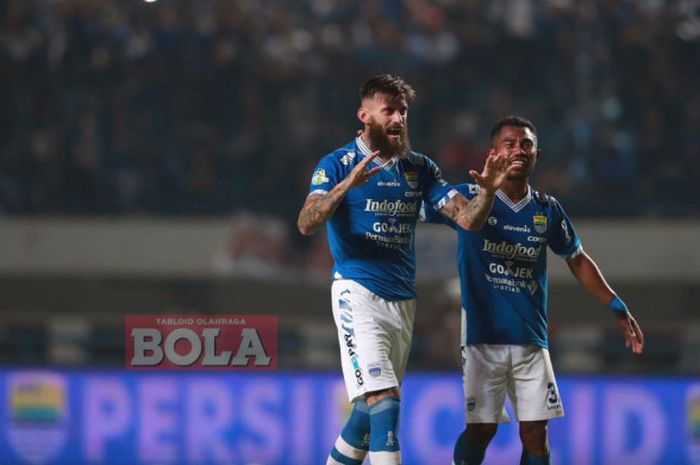  Bek Persib Bandung, Bojan Malisic, berceria usai mencetak gol ke gawang Persija Jakarta pada laga Liga 1 2018 di Stadion Gelora Bandung Lautan Api (GBLA), Kota Bandung, Minggu (23/9/2018). 