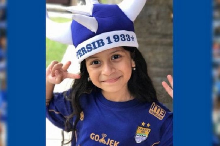 Al-Zahra Sukmarengganis Saputra (6), Bobotoh cilik asal Ujungberung yang telah mencintai Persib sejak usia 2 tahun yang meminta difoto kepada ibunya Neneng Saputra seusai membeli atribut Persib Bandung.