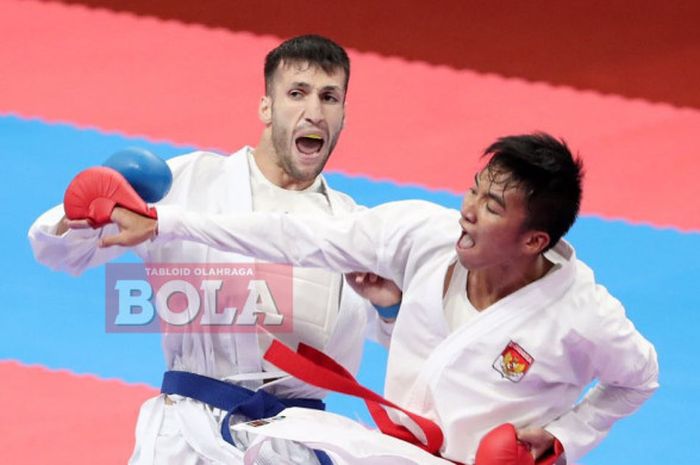 Atlet karate Indonesia, Rifki Ardiansyah Arroysiid (kanan), meraih medali emas Asian Games 2018 di nomor kumite -60kg, Minggu (26/8/2018).