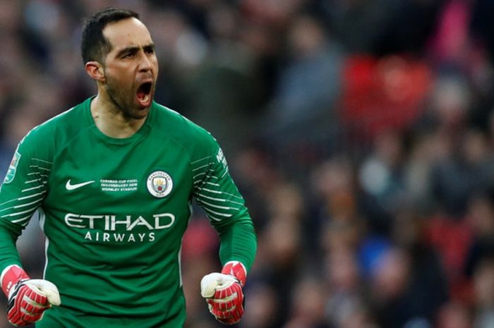 Kiper Manchester City, Claudio Bravo, merayakan gol yang dicetak Sergio Aguero dalam laga final Piala Liga Inggris kontra Arsenal di Stadion Wembley, London, pada 25 Februari 2018.