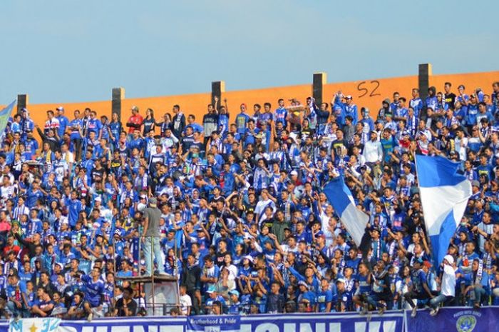   Salah satu ordo suporter PSIS Semarang, Panser Biru  