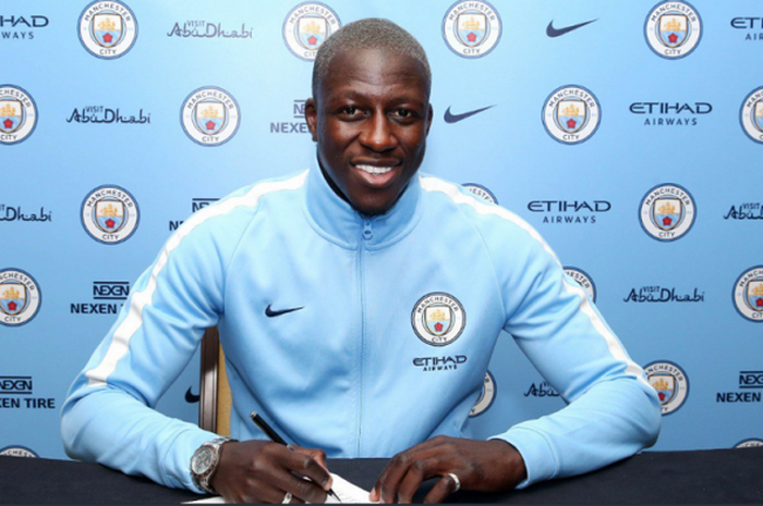 Bek kiri anyar Manchester City, Benjamin Mendy, saat menandatangani kontak bersama klub barunya pada Senin, 24 Juli 2017.